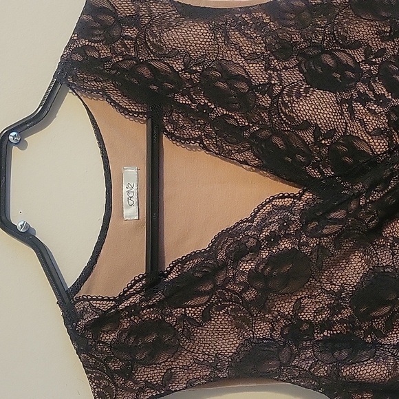 Caché Lace Top - Picture 4 of 7